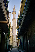 Retimo, la moschea Tis Nerantzes con l'alto minareto.